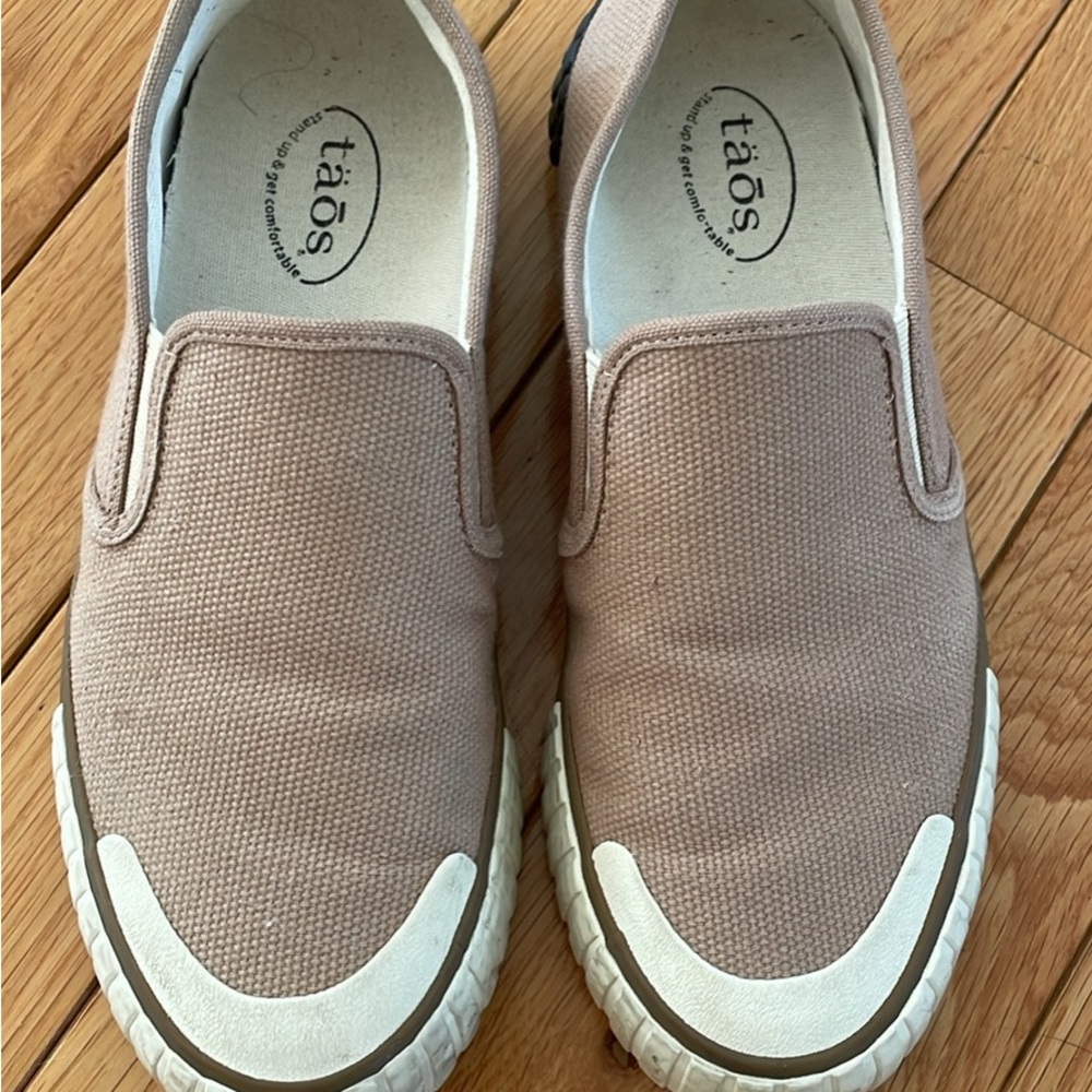 Taos Double vision slip on sneakers in mushroom